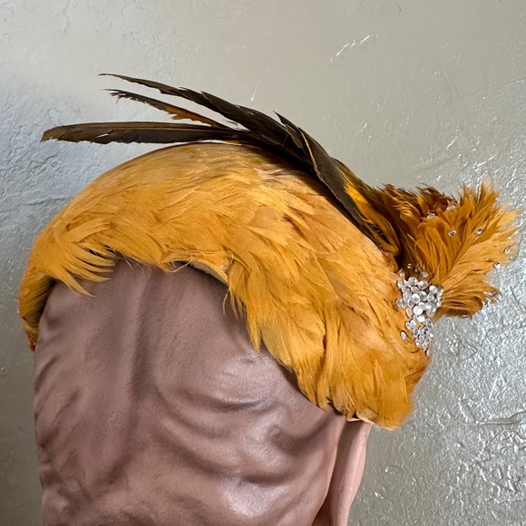 ENTHRALLING 1950s\' GOLD COLORED  FEATHER COCKTAIL HAT WITH FEATHER \